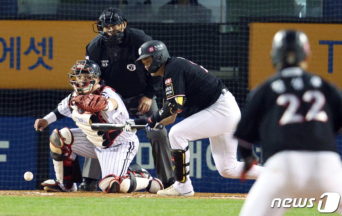 7일 오후 서울 송파구 올림픽로 잠실야구장에서 열린 프로야구 &#39;2023 신한은행 SOL KBO 포스트시즌&#39; 한국시리즈 1차전 LG 트윈스와 kt 위즈의 경기 2회초 무사 주자 1,2루 상황 kt 문상철이 번트를 대고 있다. 이 공격은 트리플 플레이로 이어져 이닝이 끝났다. 2023.11.7/뉴스1 ⓒ News1 박정호 기자