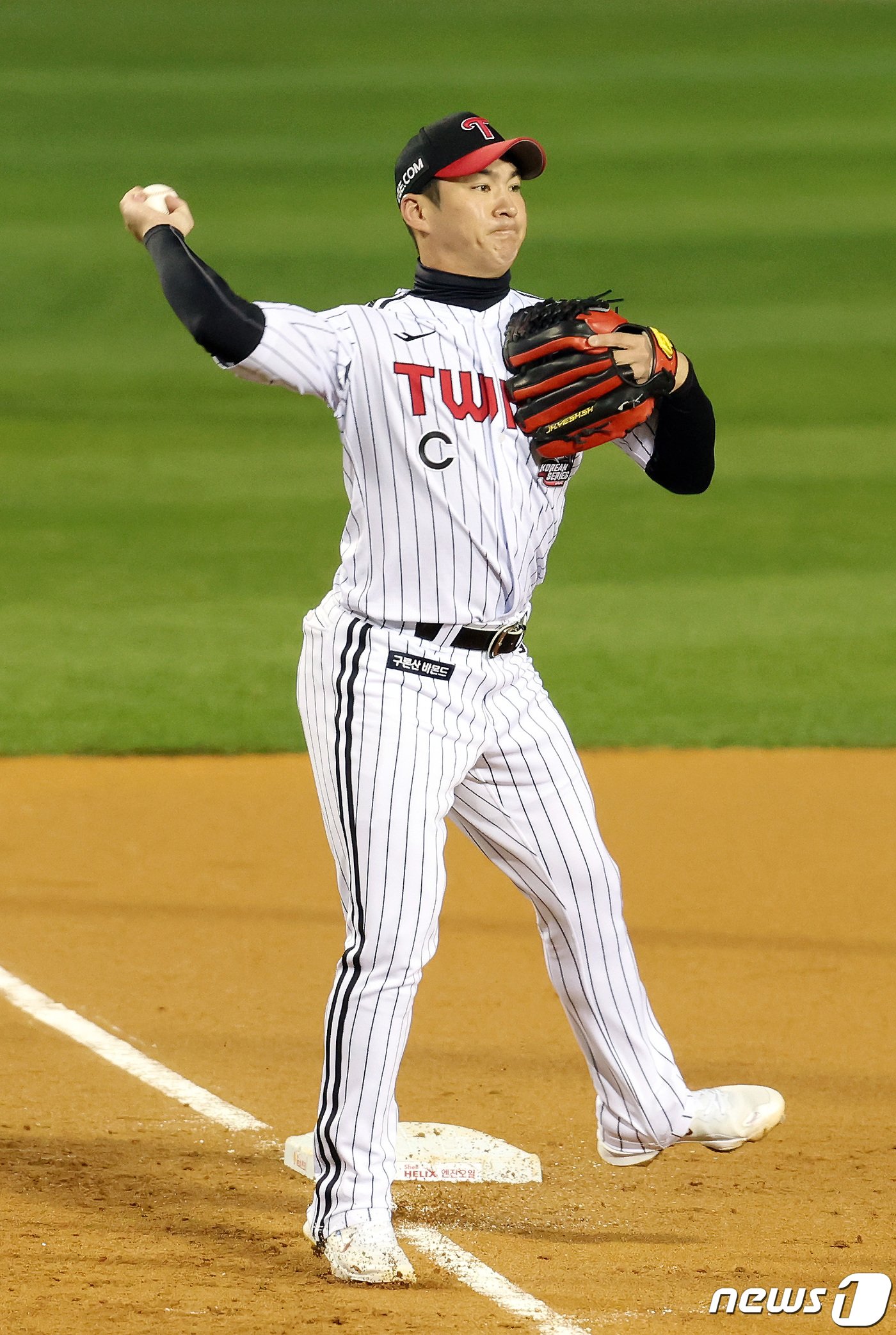 7일 오후 서울 송파구 잠실야구장에서 열린 프로야구 ‘2023 신한은행 SOL KBO 포스트시즌’ 한국시리즈 1차전 LG 트윈스와 kt 위즈의 경기, 2회초 무사 1,2루 kt 문상철의 희생번트 때 LG 유격수 오지환이 2루주자 장성우를 포스아웃 시킨 뒤 1루를 향해 송구하고 있다. 2023.11.7/뉴스1 ⓒ News1 이동해 기자