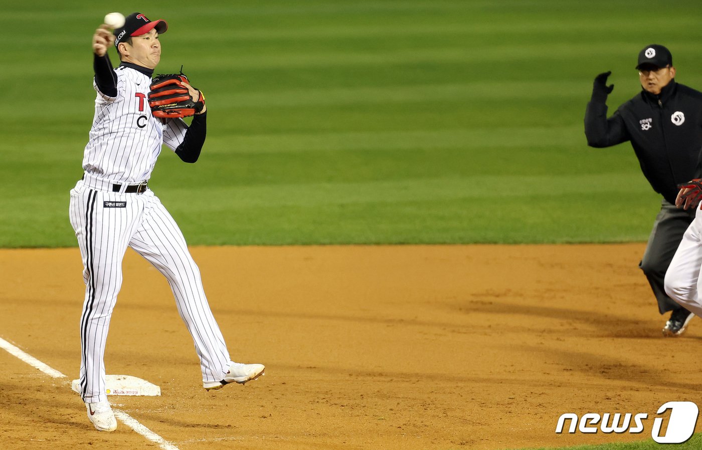 본문 이미지 - 7일 오후 서울 송파구 잠실야구장에서 열린 프로야구 ‘2023 신한은행 SOL KBO 포스트시즌’ 한국시리즈 1차전 LG 트윈스와 kt 위즈의 경기, 2회초 무사 1,2루 kt 문상철의 희생번트 때 LG 유격수 오지환이 2루주자 장성우를 포스아웃 시킨 뒤 1루를 향해 송구하고 있다. 2023.11.7/뉴스1 ⓒ News1 이동해 기자