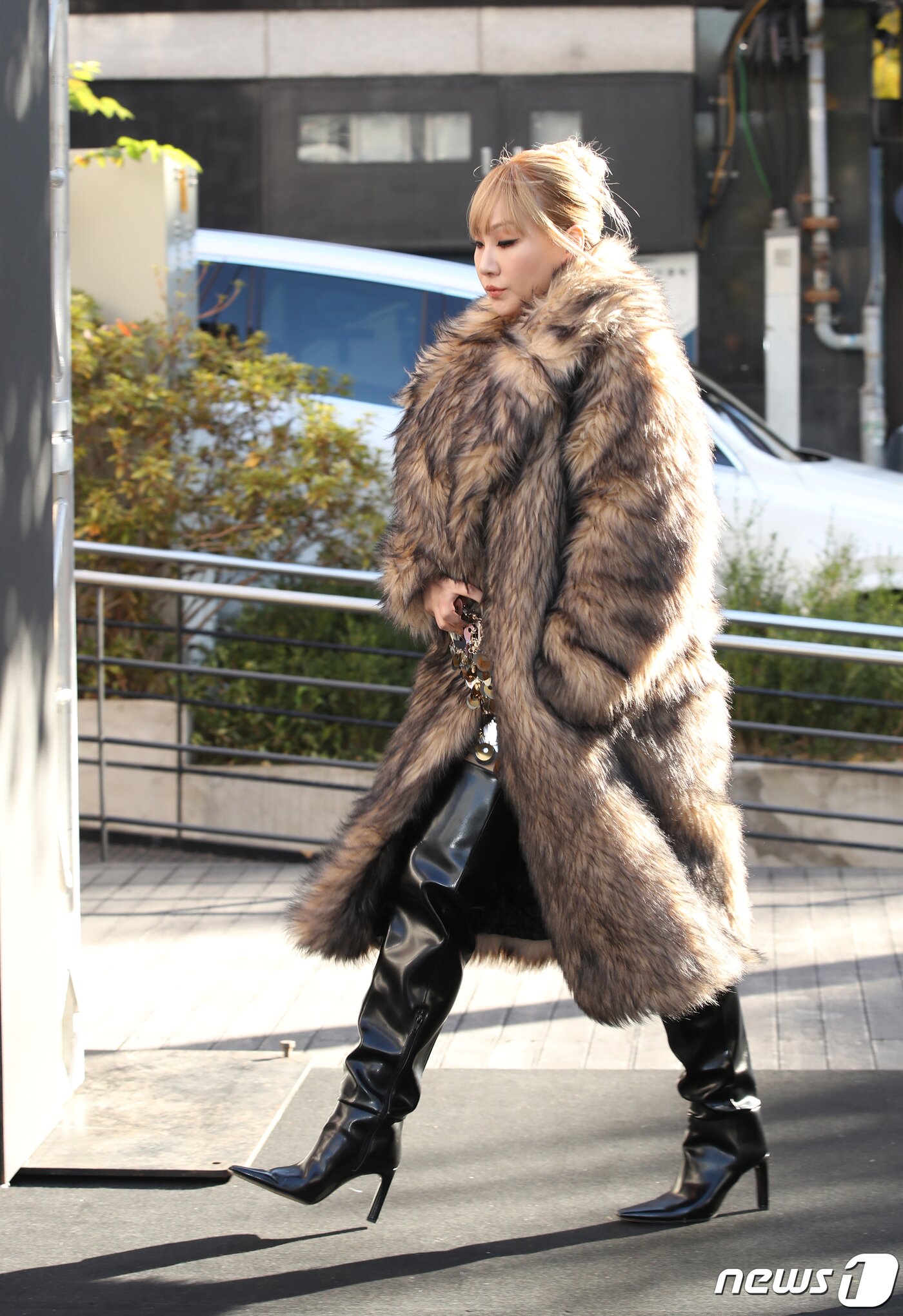 본문 이미지 - 가수 CL(씨엘)이 7일 오후 서울 강남구 신사동 H&M 가로수점 스토어에서 열린 Rabanne H&M 컬렉션 프리뷰 이벤트에 참석하고 있다. ⓒ News1 권현진 기자