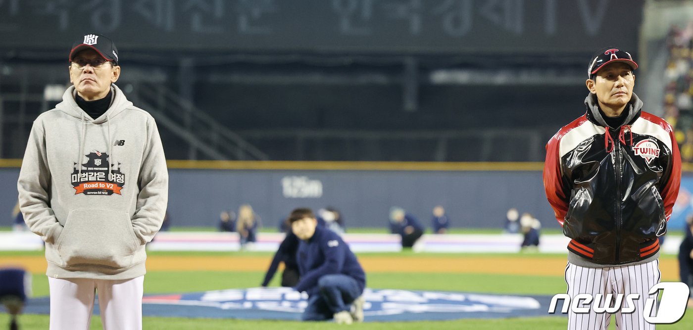 2년 연속 포스트시즌에서 맞붙는 이강철 KT 감독과 염경엽 LG 감독. /뉴스1 DB ⓒ News1 김진환 기자