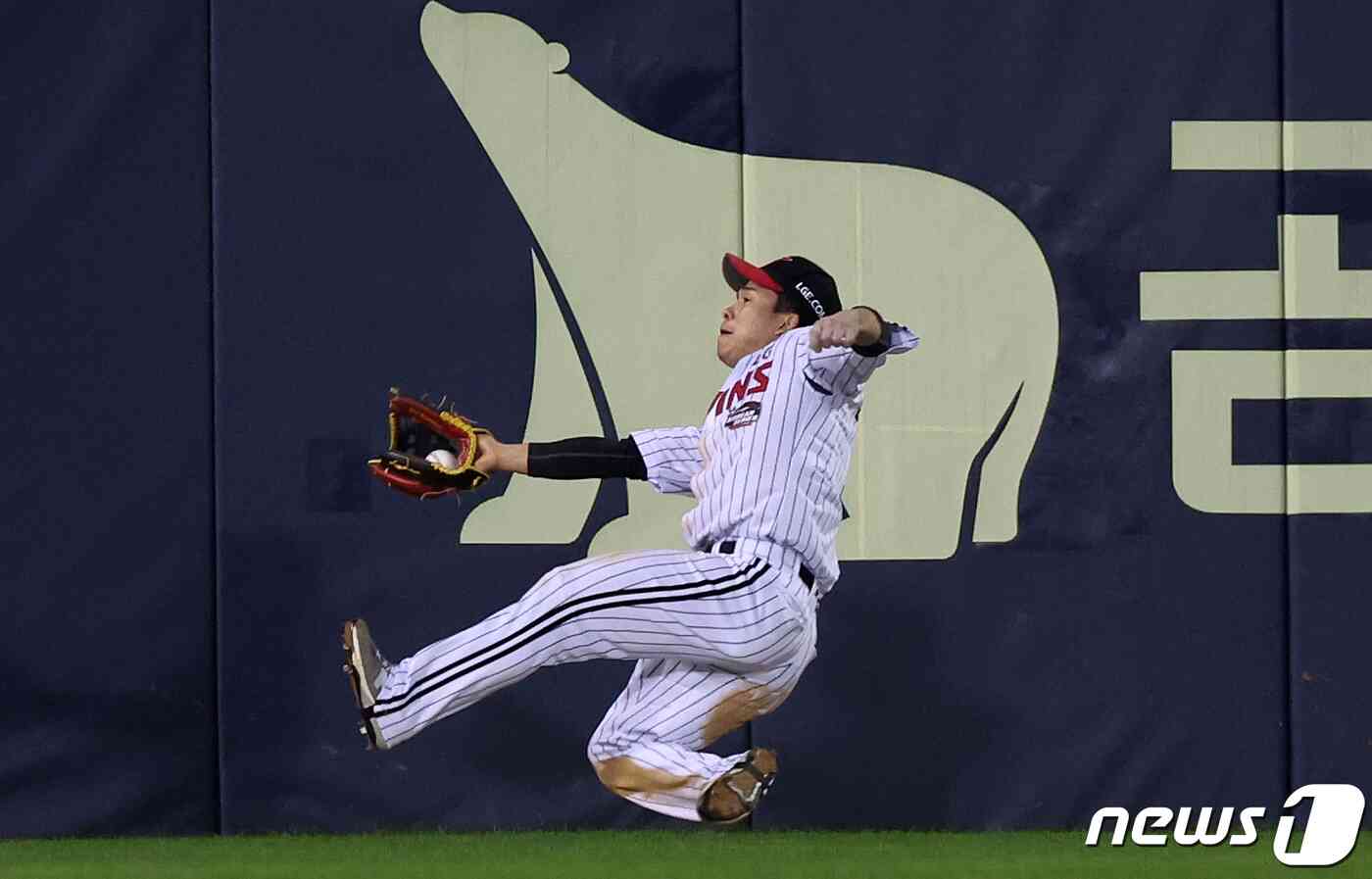 7일 오후 서울 송파구 잠실야구장에서 열린 프로야구 '2023 신한은행 SOL KBO 포스트시즌' 한국시리즈 1차전 kt 위즈와 LG 트윈스의 경기, LG 좌익수 문성주가 6회초 2사 kt 알포드의 깊숙한 타구를 몸을 날려 잡아내고 있다. 2023.11.7/뉴스1 © News1 김진환 기자