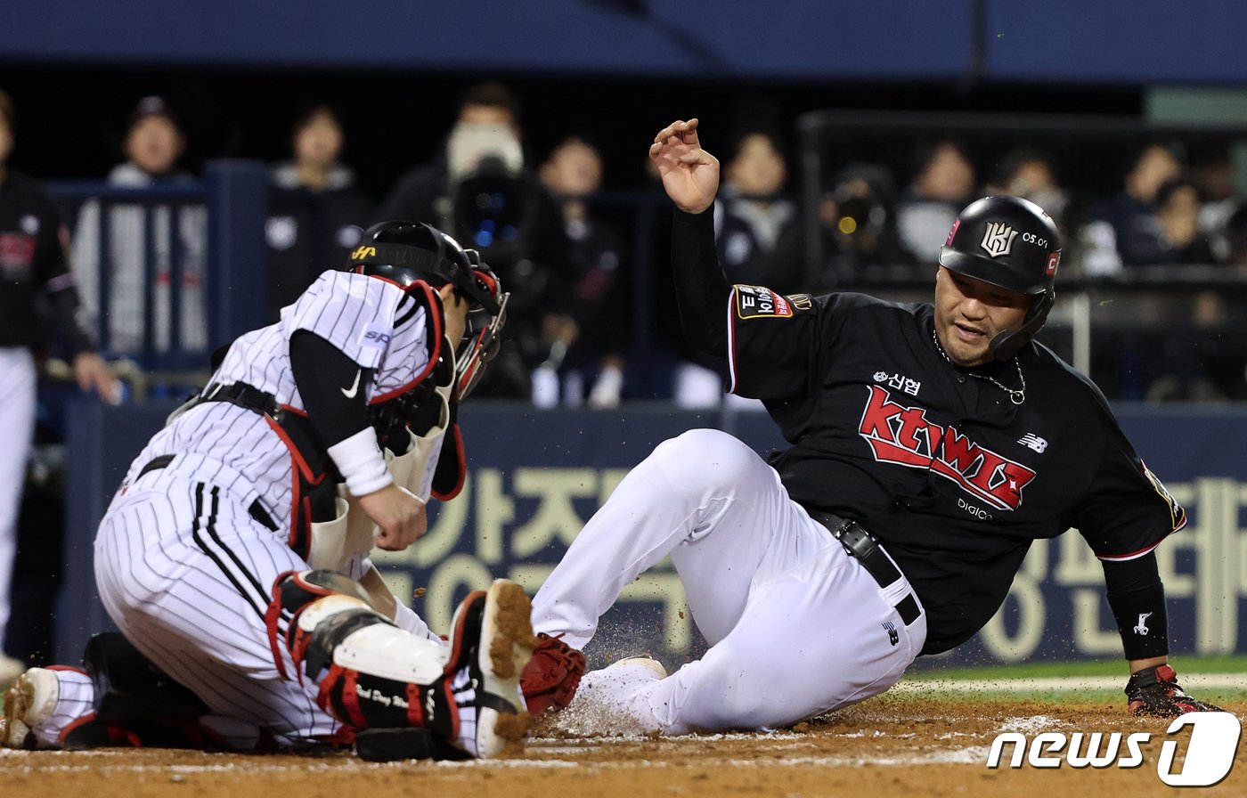 7일 오후 서울 송파구 잠실야구장에서 열린 프로야구 &#39;2023 신한은행 SOL KBO 포스트시즌&#39; 한국시리즈 1차전 kt 위즈와 LG 트윈스의 경기, kt 장성우가 7회초 2사 1,2루에서 김민혁의 안타 때 홈으로 쇄도했으나 태그아웃 당하고 있다. 2023.11.7/뉴스1 ⓒ News1 김진환 기자