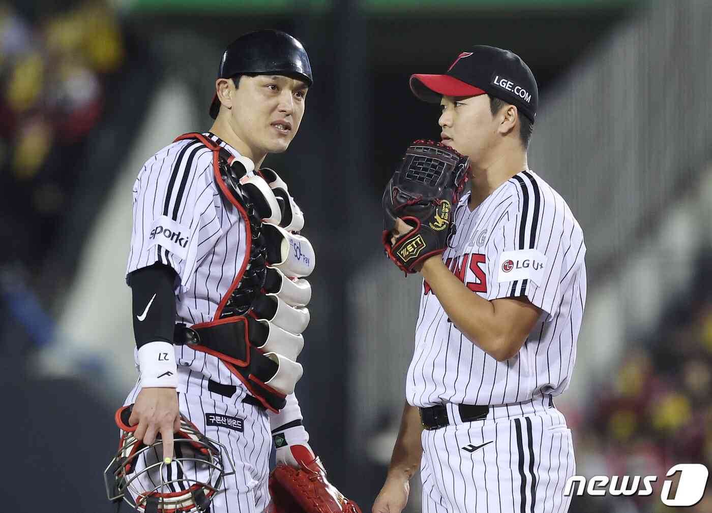 7일 오후 서울 송파구 잠실야구장에서 열린 프로야구 '2023 신한은행 SOL KBO 포스트시즌' 한국시리즈 1차전 kt 위즈와 LG 트윈스의 경기 9회초 2사 1루 상황, LG 고우석과 포수 박동원이 대화를 하고 있다. 2023.11.7/뉴스1 © News1 이재명 기자