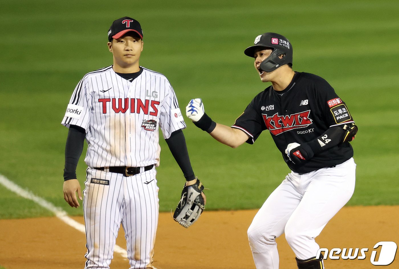 7일 오후 서울 송파구 잠실야구장에서 열린 프로야구 ‘2023 신한은행 SOL KBO 포스트시즌’ 한국시리즈 1차전 LG 트윈스와 kt 위즈의 경기, 9회초 2사 1루 kt 문상철이 1타점 역전 적시타를 때려낸 뒤 세리머니를 하고 있다. 2023.11.7/뉴스1 ⓒ News1 이동해 기자