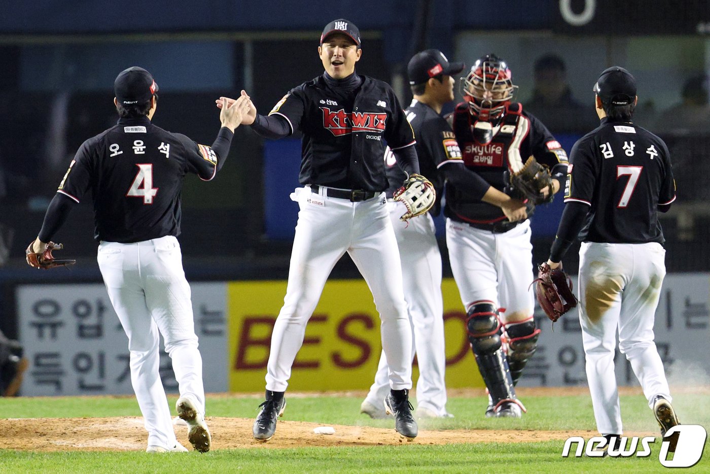 7일 오후 서울 송파구 올림픽로 잠실야구장에서 열린 프로야구 &#39;2023 신한은행 SOL KBO 포스트시즌&#39; 한국시리즈 1차전 LG 트윈스와 kt 위즈의 경기에서 3대 2 승리를 거둔 kt 선수들이 기뻐하고 있다. 2023.11.7/뉴스1 ⓒ News1 박정호 기자