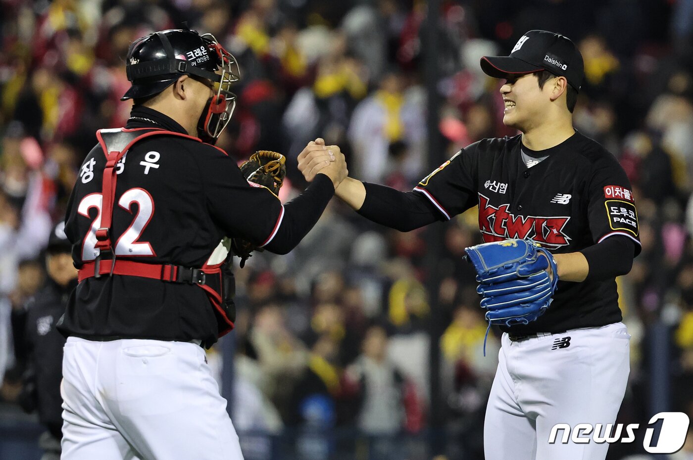 본문 이미지 - 7일 오후 서울 송파구 잠실야구장에서 열린 프로야구 '2023 신한은행 SOL KBO 포스트시즌' 한국시리즈 1차전 kt 위즈와 LG 트윈스의 경기, kt 박영현이 9회말 이닝을 실점 없이 마치며 승리를 지켜낸 뒤 포수 장성우와 기쁨을 나누고 있다. 2023.11.7/뉴스1 ⓒ News1 김진환 기자
