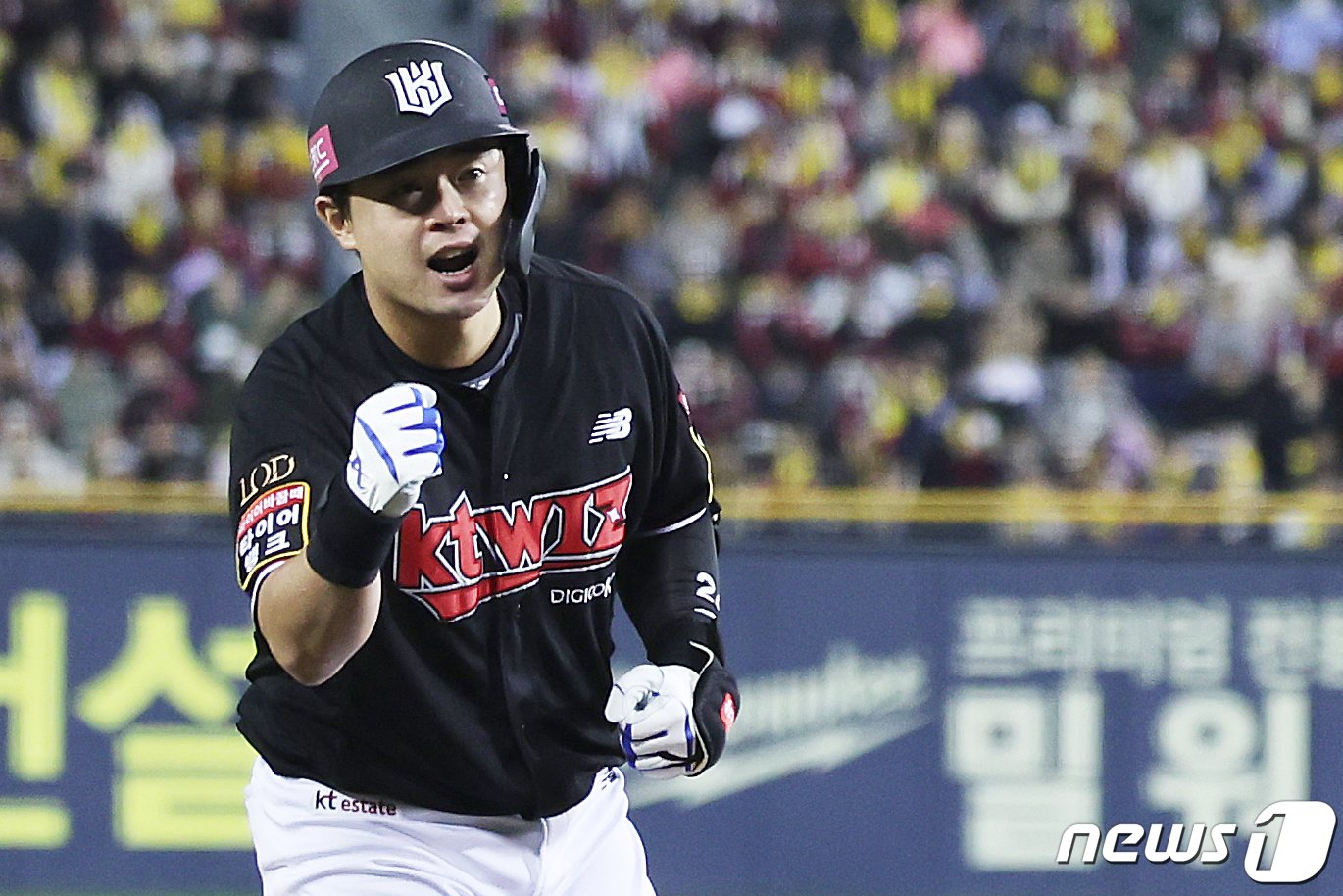 7일 오후 서울 송파구 잠실야구장에서 열린 프로야구 &#39;2023 신한은행 SOL KBO 포스트시즌&#39; 한국시리즈 1차전 kt 위즈와 LG 트윈스의 경기 9회초 2사 1루 상황, kt 문상철이 적시타를 친 후 기뻐하고 있다. 2023.11.7/뉴스1 ⓒ News1 이재명 기자