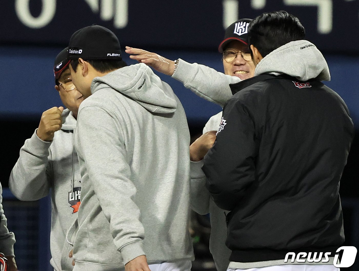 7일 오후 서울 송파구 잠실야구장에서 열린 프로야구 &#39;2023 신한은행 SOL KBO 포스트시즌&#39; 한국시리즈 1차전 kt 위즈와 LG 트윈스의 경기, 3대2 승리를 거둔 kt 이강철 감독이 결승타를 친 문상철의 머리를 쓰다듬고 있다. 2023.11.7/뉴스1 ⓒ News1 김진환 기자