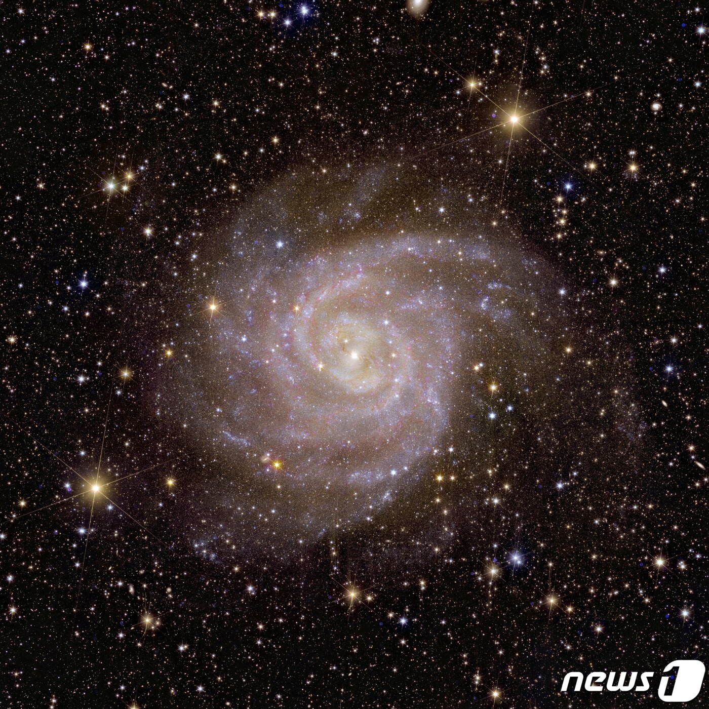 본문 이미지 - 나선형 은하 '캐드웰 5' 2023.11.07/ ⓒ 로이터=뉴스1 ⓒ News1 권진영 기자