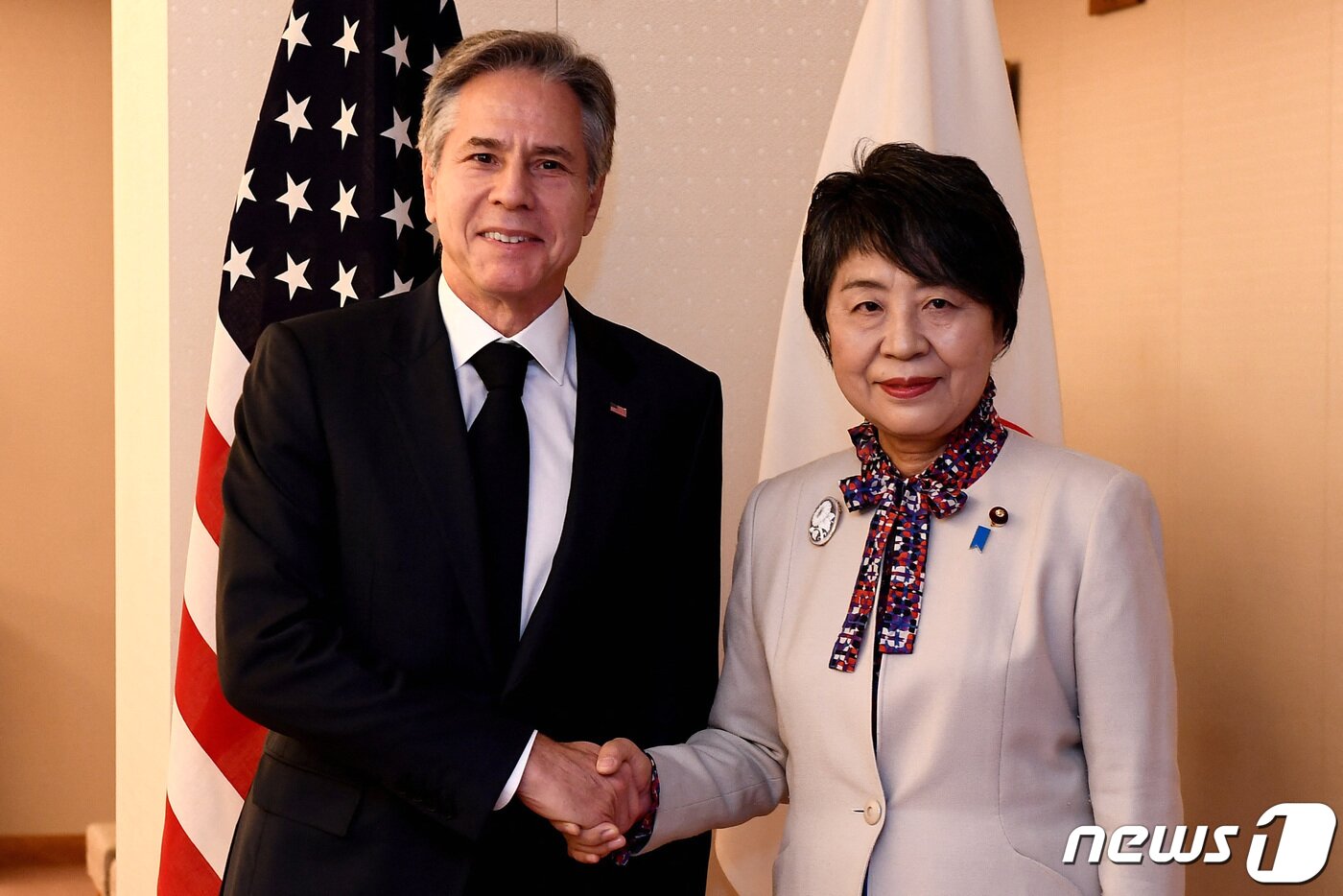 본문 이미지 - 토니 블링컨 미국 국무장관과 가미카와 요코 일본 외무상이 7일(현지시간) 오후 도쿄 외무성 청사에서 악수하고 있다. 이날 두 장관은 이스라엘·하마스 전쟁의 중동 내 확산을 방지하기 위해 양국이 공조한다는 방침을 재확인했다. 2023.11.7. ⓒ 로이터=뉴스1 ⓒ News1 김성식 기자