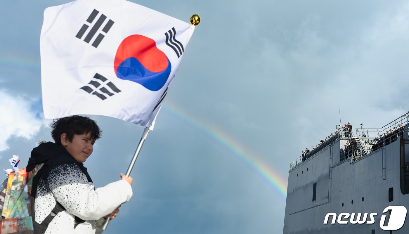 본문 이미지 - 7일(현지시간) 대한민국 해군 순항훈련전단이 프랑스 셰르부르에 입항하고 있다. 순항훈련전단은 10일까지 프랑스에 기항하며 6·25전쟁 정전협정 70주년 및 양국 수교 140주년을 기념한 다양한 활동을 펼친다. 2023.11.8/뉴스1 ⓒ News1 이준성 기자