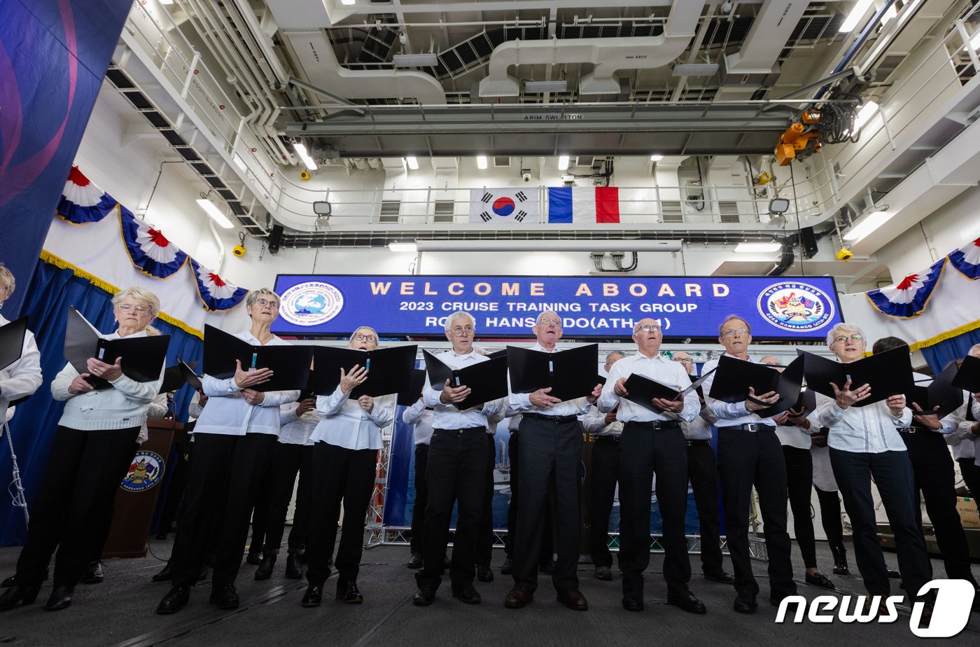 7일&#40;현지시간&#41; 프랑스 셰르부르에 입항한 대한민국 해군 순항훈련전단의 한산도함에서 현지 시민들로 구성된 합창단이 아리랑 등을 부르며 순항훈련전단의 입항을 환영하고 있다. 2023.11.8/뉴스1 ⓒ News1 이준성 기자