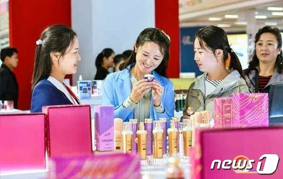 화장품 살펴보는 북한 주민들…'경공업제품전시회' 개최