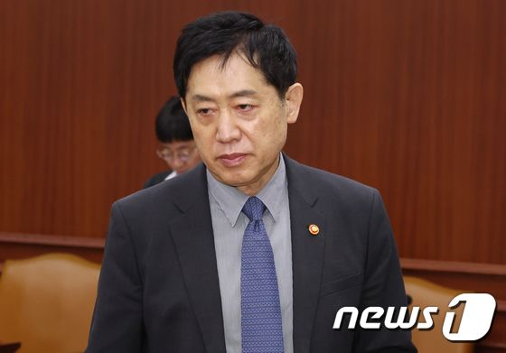 비상경제장관회의 참석하는 김주현 위원장 