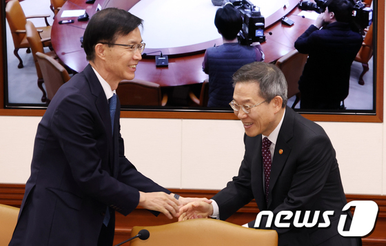 악수하는 이종호·방문규 장관