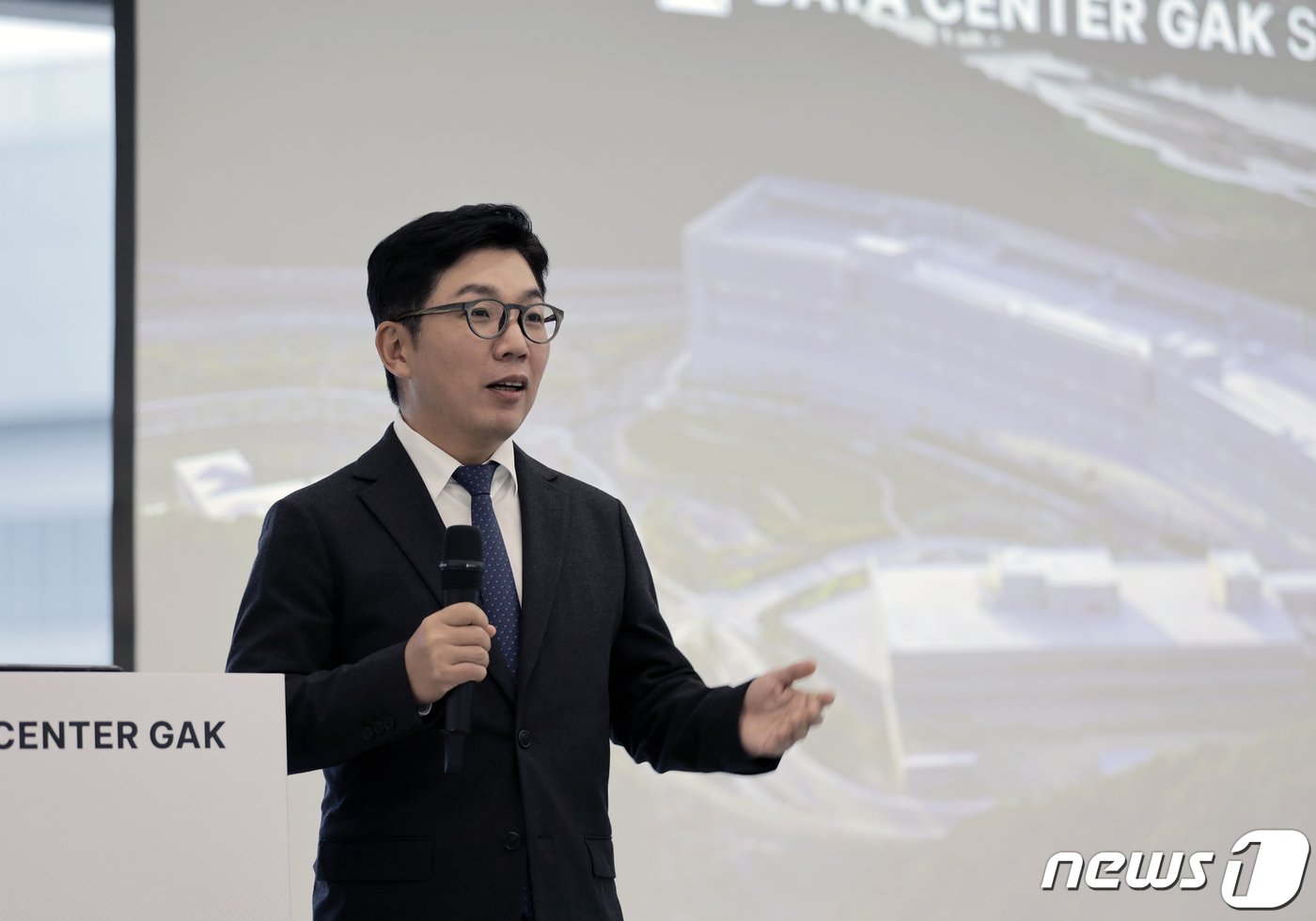 본문 이미지 - 각 세종 오픈식에서 기념사하는 김유원 네이버클라우드 대표 (네이버 제공)