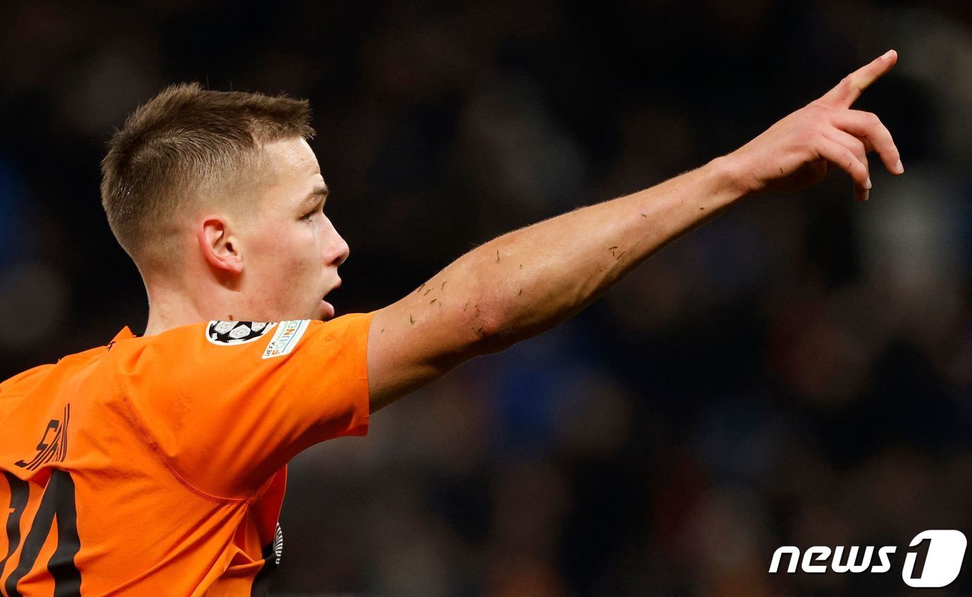 본문 이미지 - 샤흐타르 도네츠크의 다닐로 시칸이 8일(한국시간) 열린 UCL 조별리그 H조 FC 바르셀로나와의 경기에서 골을 터뜨린 뒤 기뻐하고 있다. ⓒ AFP=뉴스1