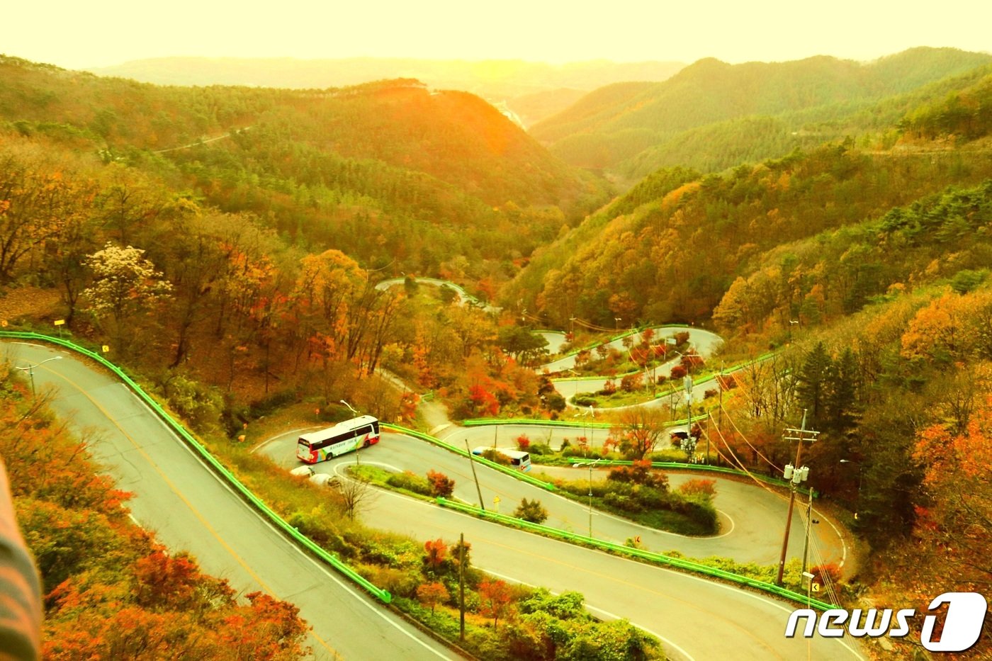 본문 이미지 - 해넘이 전망대에서 촬영한 보은 속리산 말티재. (보은군 제공) /뉴스1