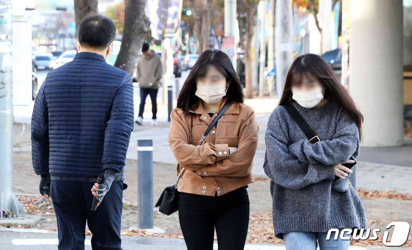 광주 북구 오치동 북부경찰서 사거리에서 시민들이 추위에 두터운 옷을 입고 출근 중인 모습 © News1 박지현 수습기자