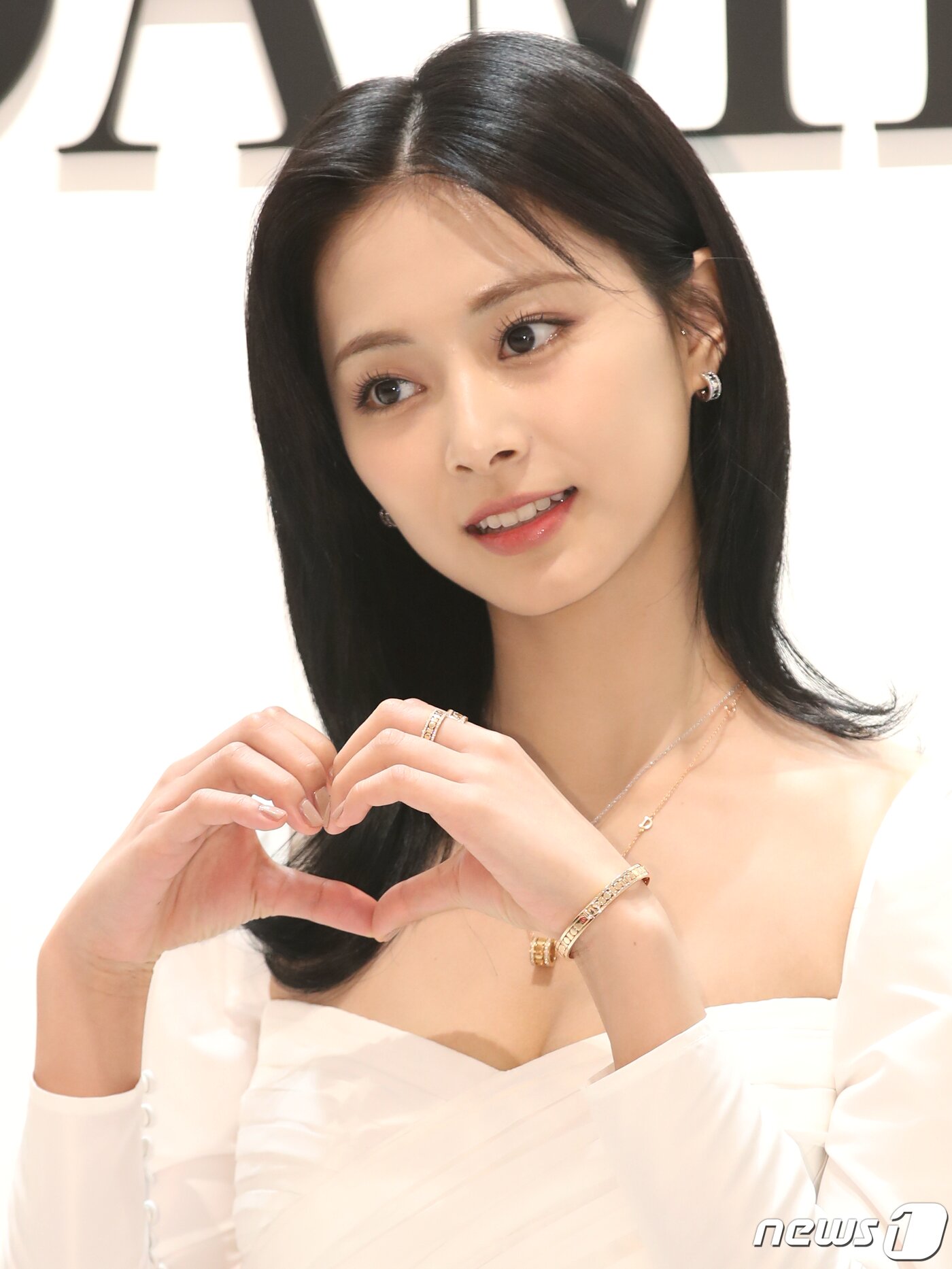 본문 이미지 - 트와이스 쯔위가 8일 서울 서초구 신세계백화점 강남점에서 진행된 주얼리 브랜드 '다미아니(DAMIANI)'의 '벨 에포크 유니버스' 팝업 스토어 오픈 행사에서 하트 포즈를 취하고 있다. ⓒ News1 권현진 기자