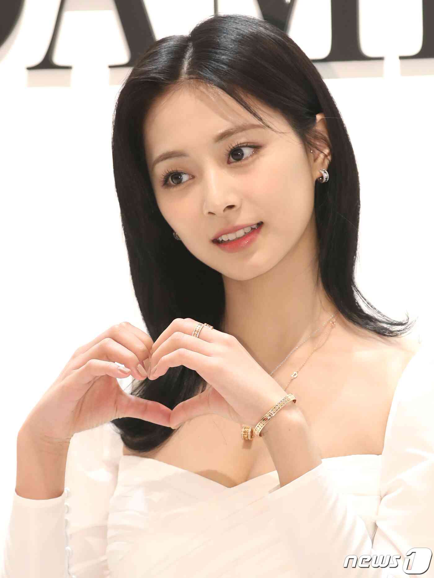 트와이스 쯔위가 8일 서울 서초구 신세계백화점 강남점에서 진행된 주얼리 브랜드 '다미아니(DAMIANI)'의 '벨 에포크 유니버스' 팝업 스토어 오픈 행사에서 하트 포즈를 취하고 있다. © News1 권현진 기자