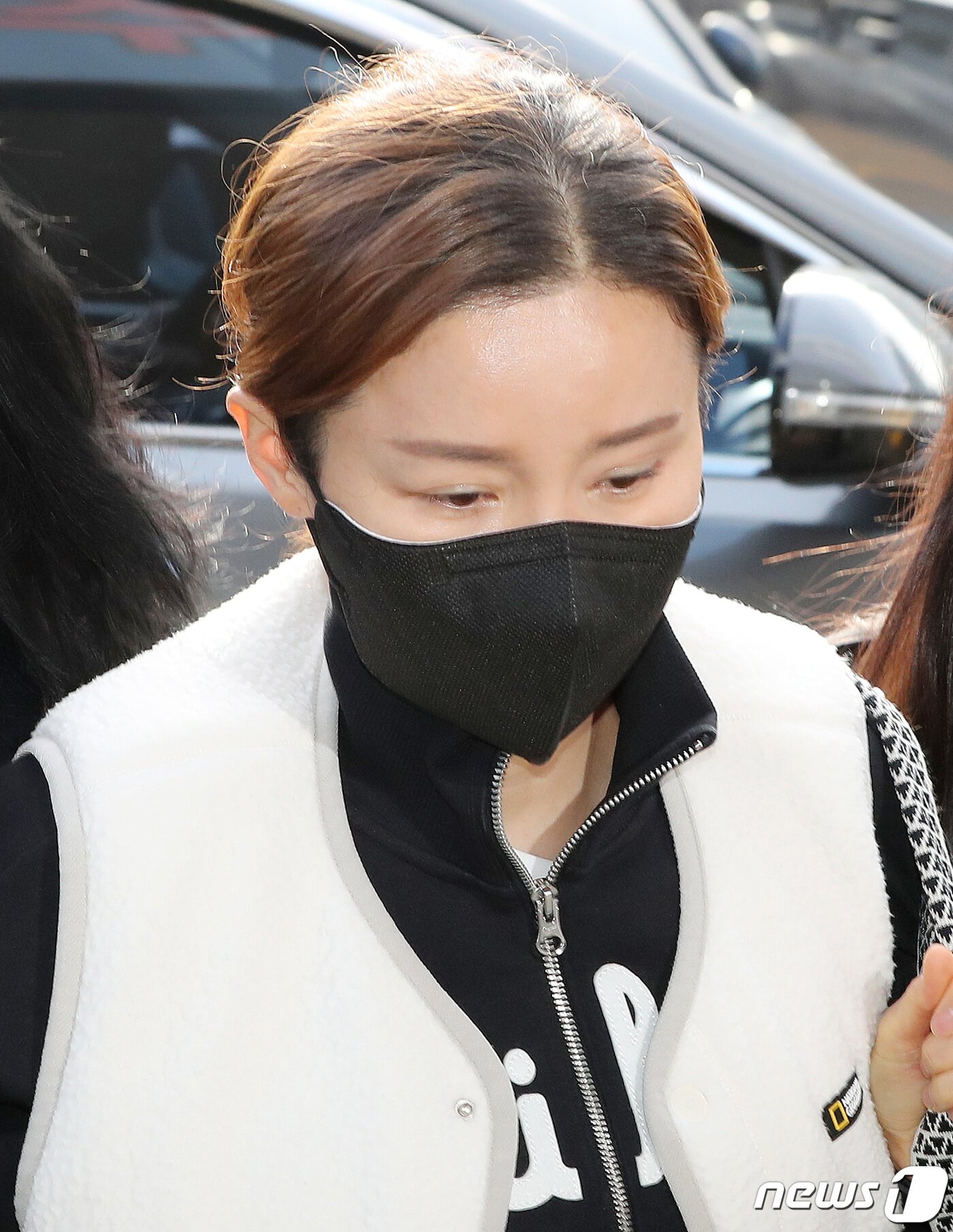 본문 이미지 - 펜싱 국가대표 출신 남현희씨가 8일 전청조 사기 공범 의혹 관련 피의자 신분으로 조사를 받기위해 서울 송파경찰서로 들어서고 있다. 2023.11.8/뉴스1 ⓒ News1 박세연 기자