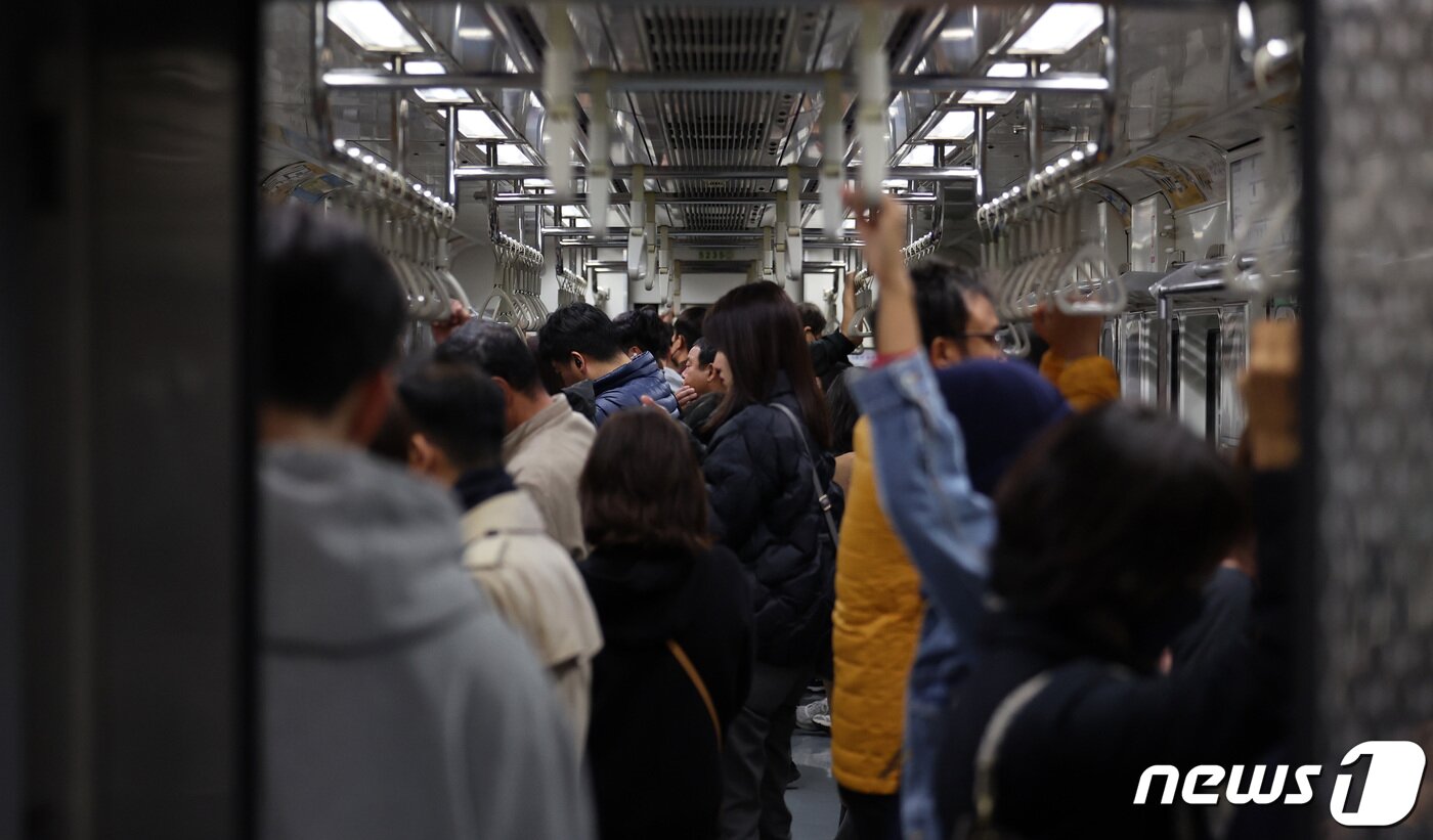 본문 이미지 - 서울 종로구 광화문역 5호선에서 시민들이 전동차에 탑승해 이동하고 있다. 2023.11.8/뉴스1 ⓒ News1 김성진 기자