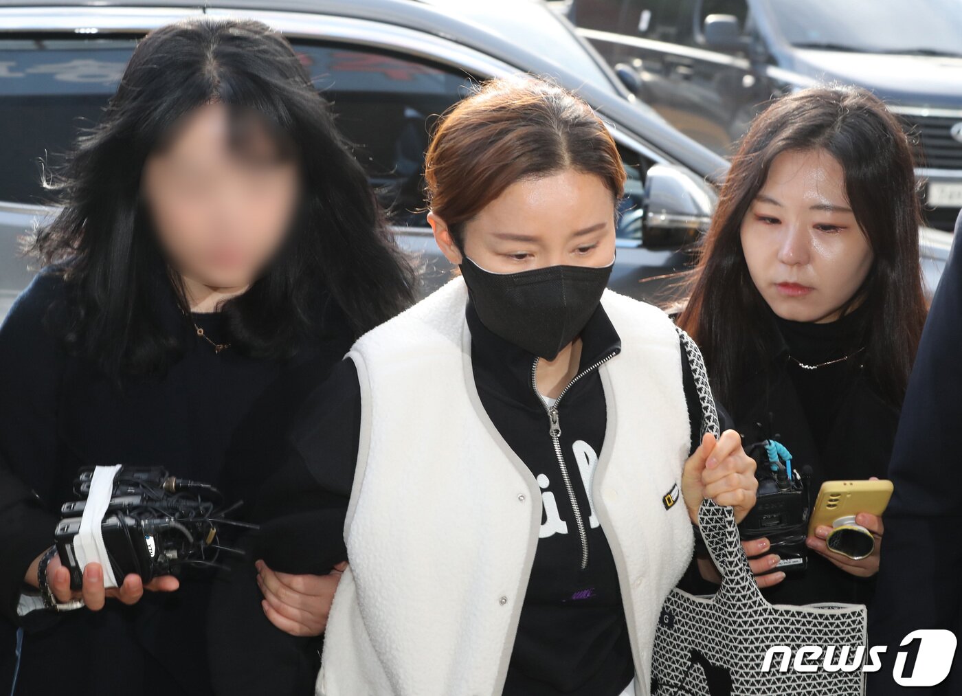 본문 이미지 - 펜싱 국가대표 출신 남현희씨가 8일 전청조 사기 공범 의혹 관련 피의자 신분으로 조사를 받기위해 서울 송파경찰서로 들어서고 있다. 이날 경찰은 전청조와 남현희씨를 대질신문 한다. 2023.11.8/뉴스1 ⓒ News1 박세연 기자