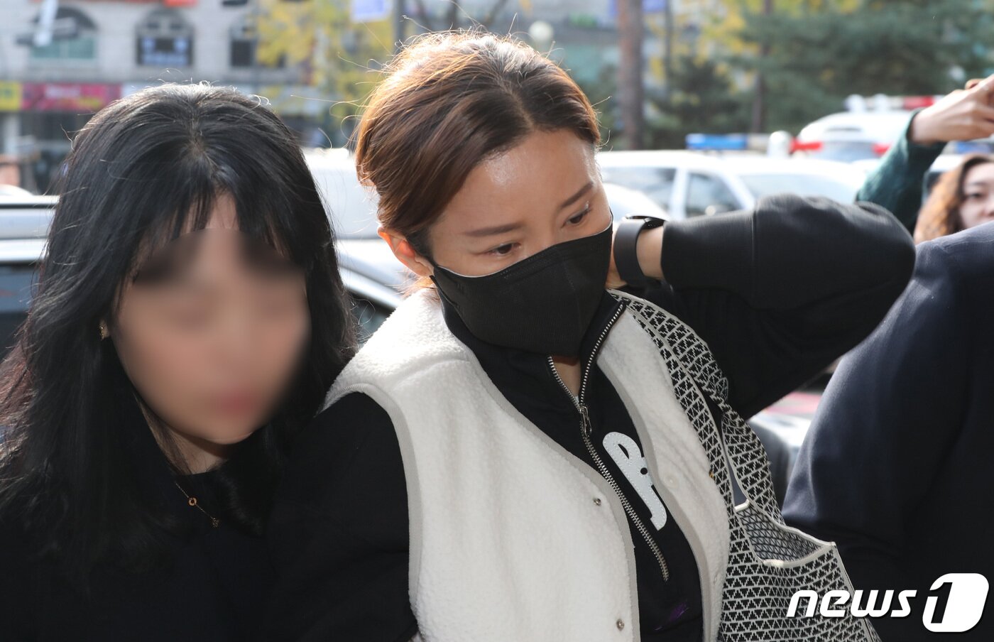 본문 이미지 - 펜싱 국가대표 출신 남현희씨가 8일 전청조 사기 공범 의혹 관련 피의자 신분으로 조사를 받기위해 서울 송파경찰서로 들어서고 있다. 2023.11.8/뉴스1 ⓒ News1 박세연 기자