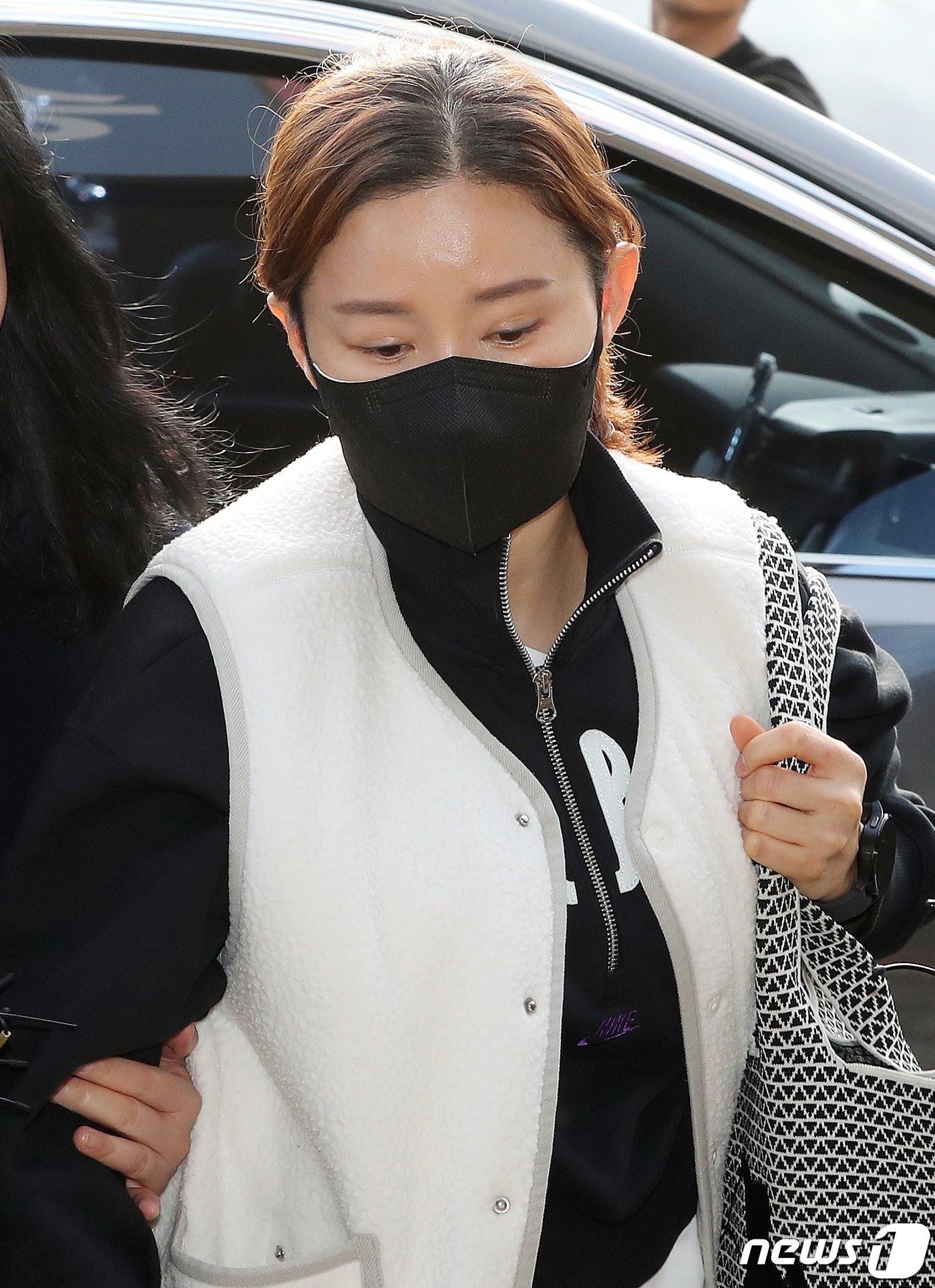 본문 이미지 - 펜싱 국가대표 출신 남현희씨가 8일 전청조 사기 공범 의혹 관련 피의자 신분으로 조사를 받기위해 서울 송파경찰서로 들어서고 있다. 이날 경찰은 전청조와 남현희씨를 대질신문 한다. 2023.11.8/뉴스1 ⓒ News1 박세연 기자