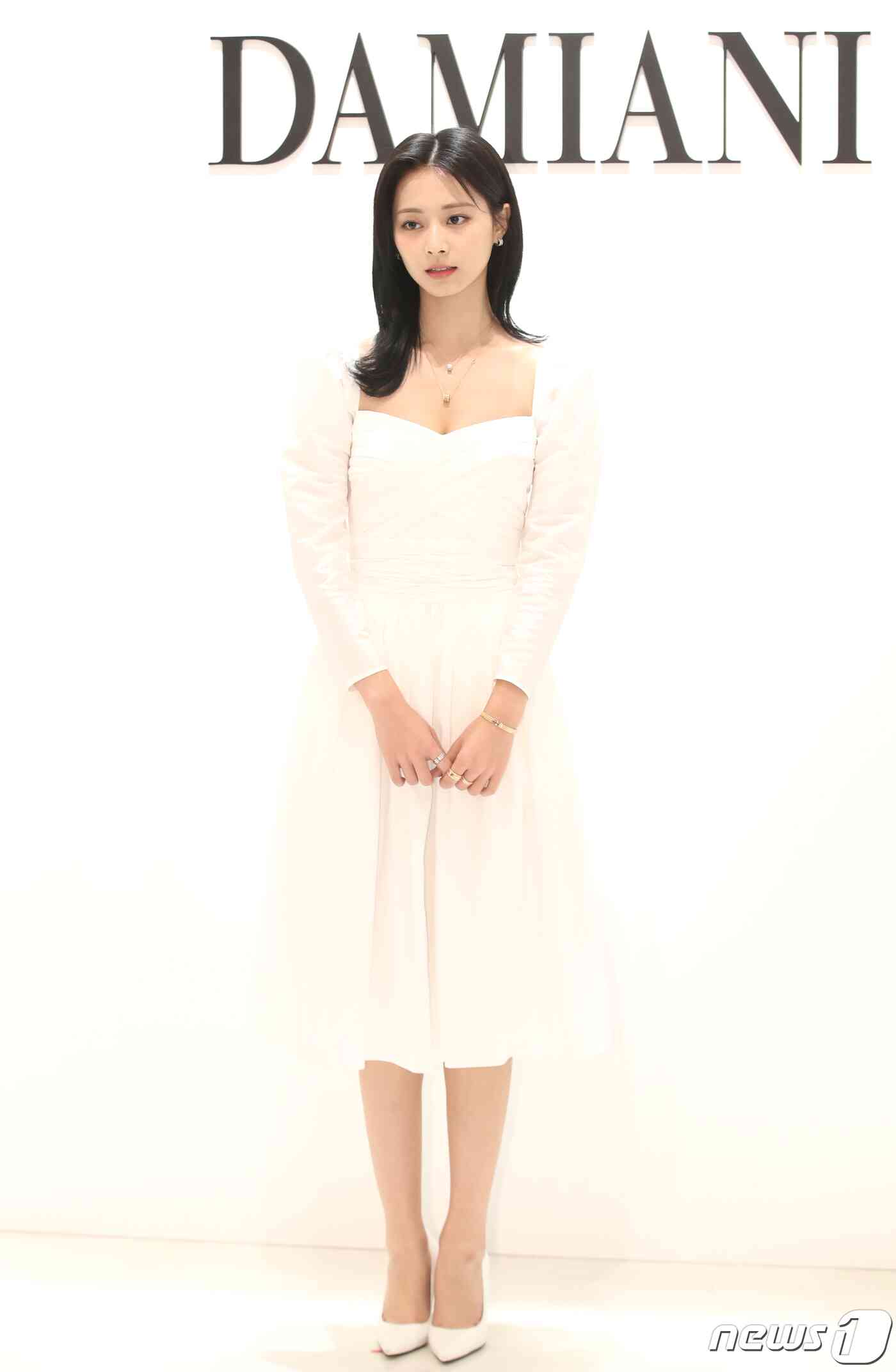 트와이스 쯔위가 8일 서울 서초구 신세계백화점 강남점에서 진행된 주얼리 브랜드 '다미아니(DAMIANI)'의 '벨 에포크 유니버스' 팝업 스토어 오픈 행사에서 매력을 발산하고 있다. © News1 권현진 기자