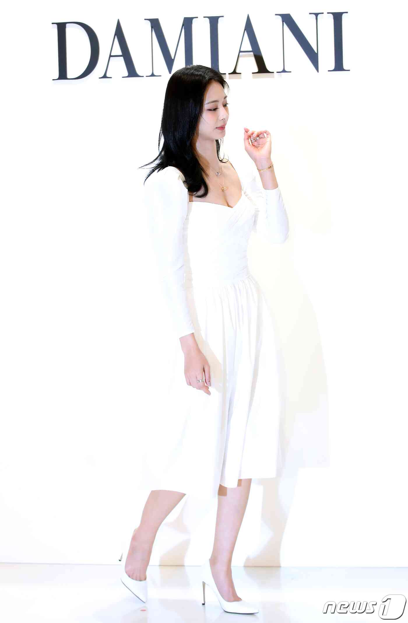 트와이스 쯔위가 8일 서울 서초구 신세계백화점 강남점에서 진행된 주얼리 브랜드 '다미아니(DAMIANI)'의 '벨 에포크 유니버스' 팝업 스토어 오픈 행사에 참석하고 있다. © News1 권현진 기자
