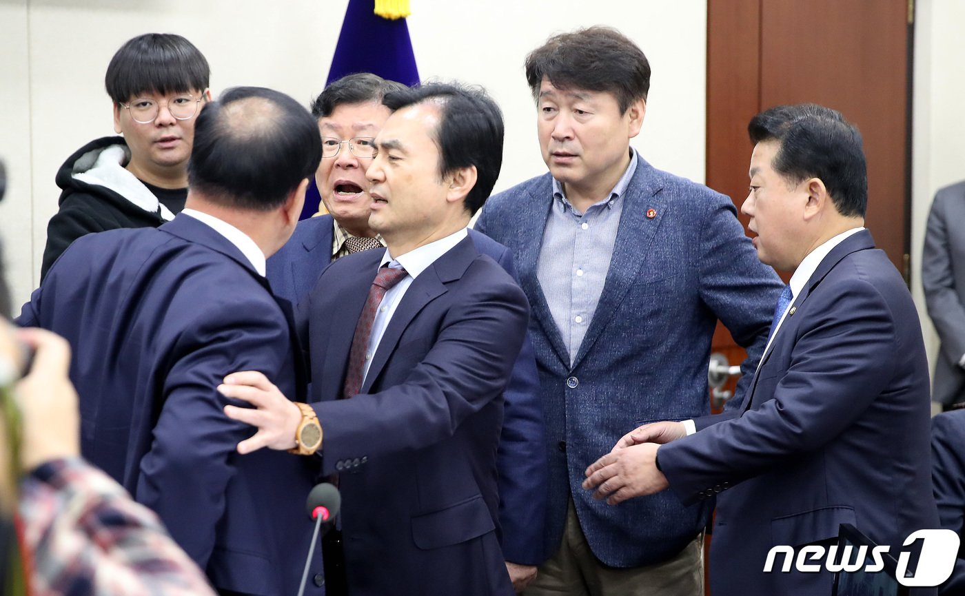 한기호 국회 국방위 위원장과 설훈 더불어민주당 의원이 8일 오전 서울 여의도 국회에서 열린 국방위원회 전체회의에서 설전을 펼치고 있다. 2023.11.8/뉴스1 ⓒ News1 임세영 기자