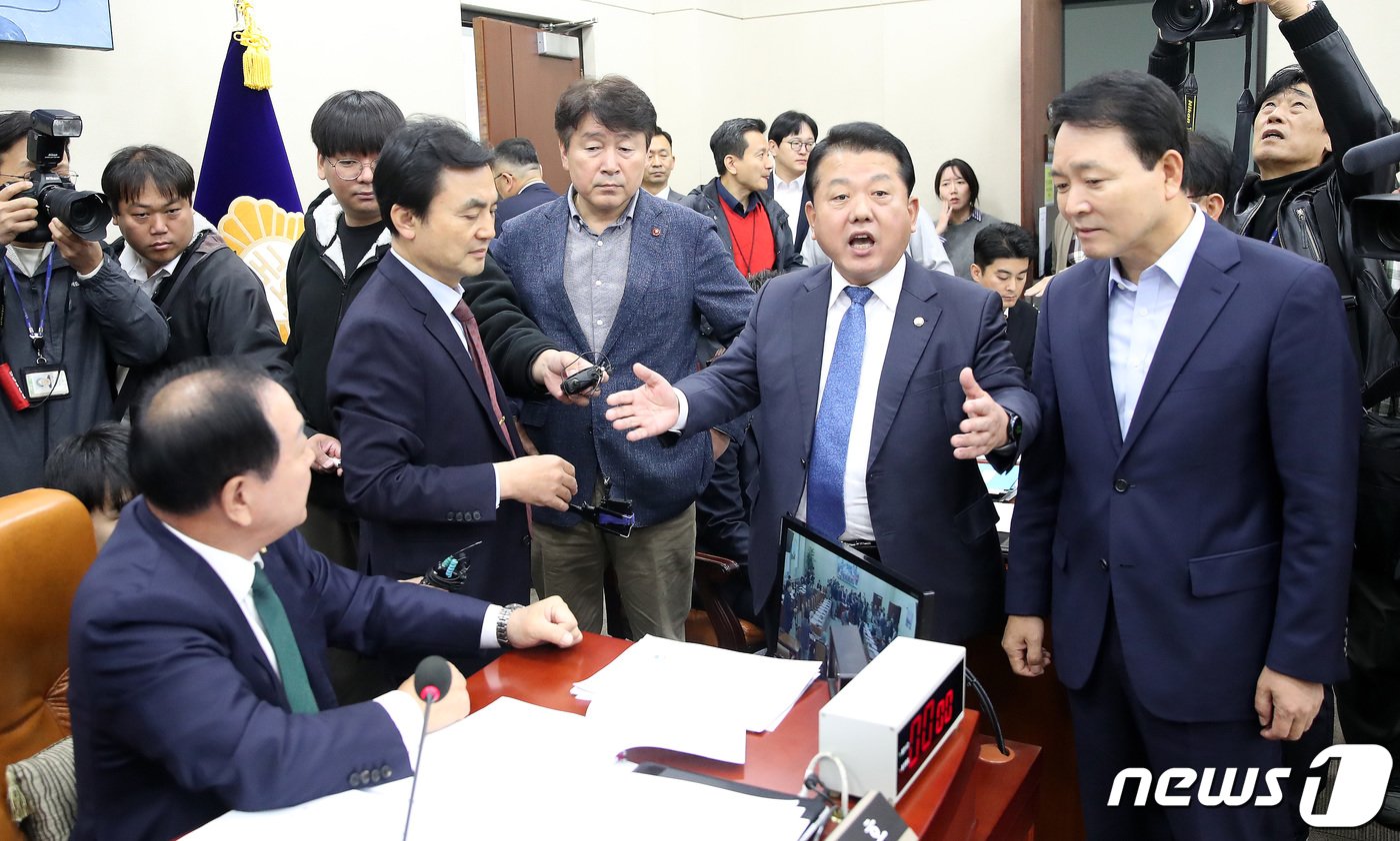 한기호 국회 국방위 위원장과 김병주 더불어민주당 간사가 8일 오전 서울 여의도 국회에서 열린 국방위원회 전체회의에서 설전을 펼치고 있다. 2023.11.8/뉴스1 ⓒ News1 임세영 기자