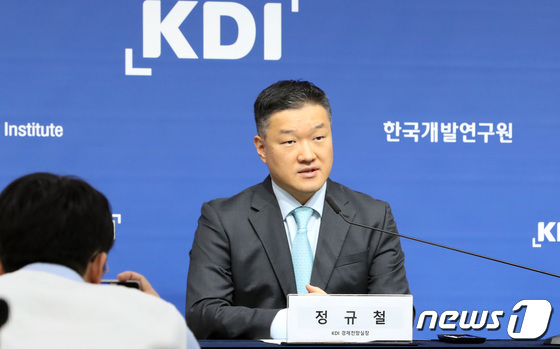 중국 건설업 위축의 영향과 중장기 무역구조 변화의 시사점 발표하는 정규철 KDI 경제전망실장