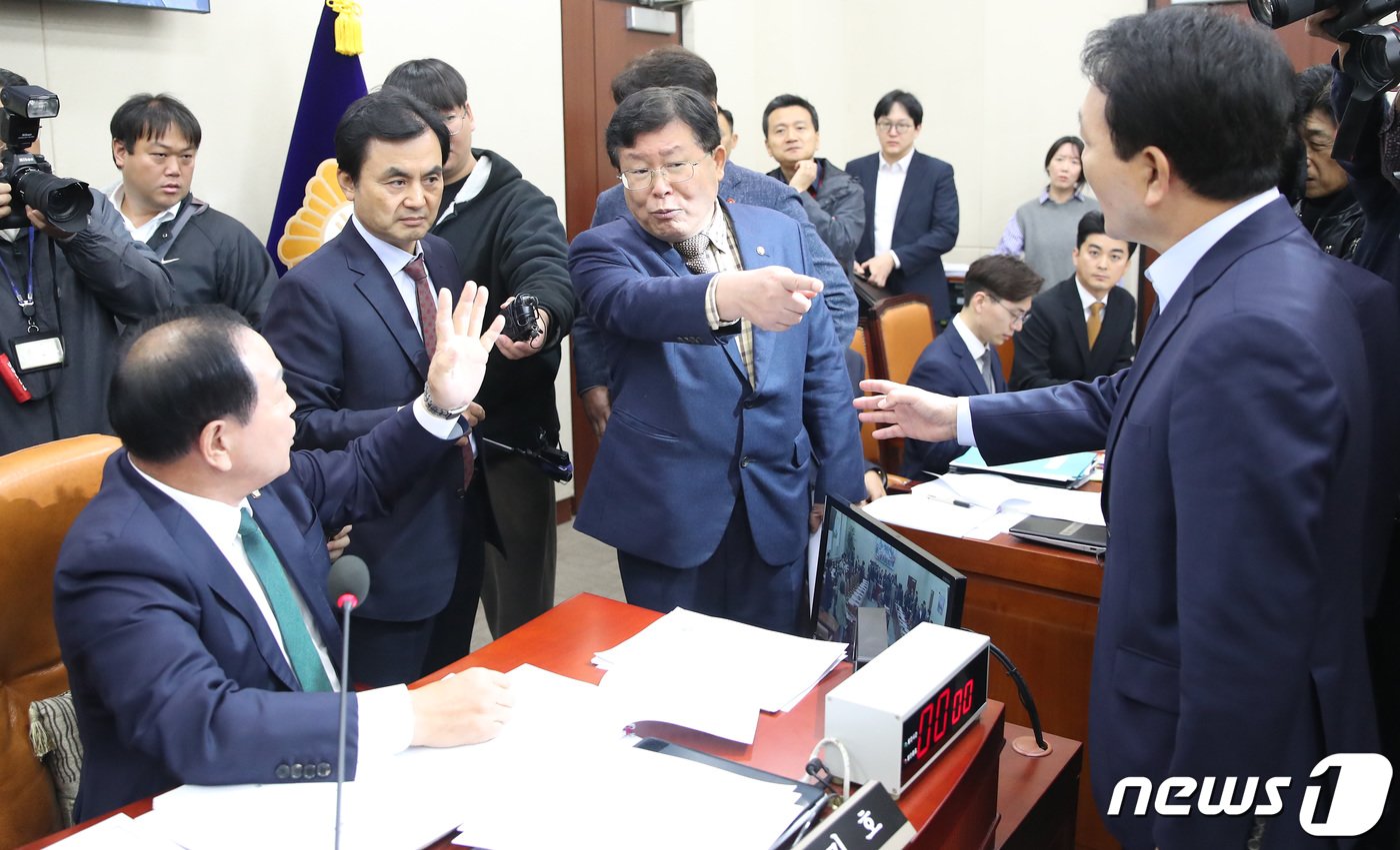 한기호 국회 국방위 위원장과 설훈 더불어민주당 의원이 8일 오전 서울 여의도 국회에서 열린 국방위원회 전체회의에서 설전을 펼치고 있다. 2023.11.8/뉴스1 ⓒ News1 임세영 기자