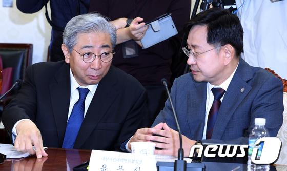 대화하는 윤동섭 대한병원협회장과 윤을식 대한사립대학병원협회장