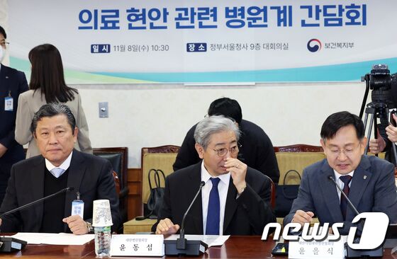 의료 현안 관련 대화하는 윤동섭 대한병원협회장과 윤을식 대한사립대학병원협회장