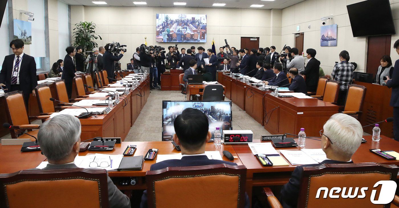 8일 오전 서울 여의도 국회에서 열린 국방위원회 전체회의에서 여야 의원들이 설전을 펼치고 있다. 2023.11.8/뉴스1 ⓒ News1 임세영 기자