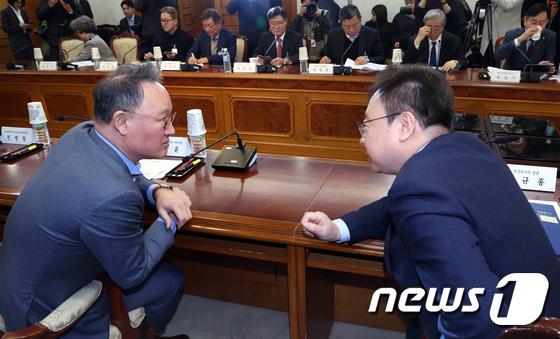 의료 현안 관련 병원계 간담회 대화하는 조규홍 장관과 안상훈 수석