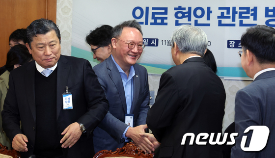 병원계와 악수하는 안상훈 사회수석비서관