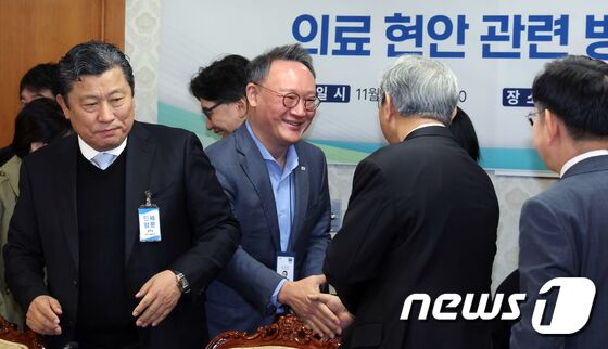 병원계와 악수하는 안상훈 사회수석비서관