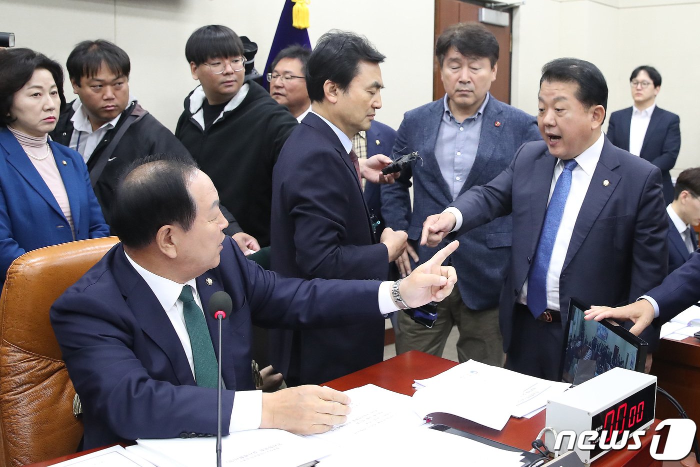 한기호 국회 국방위 위원장과 김병주 더불어민주당 간사가 8일 오전 서울 여의도 국회에서 열린 국방위원회 전체회의에서 서로에게 삿대질을 하고 있다. 2023.11.8/뉴스1 ⓒ News1 임세영 기자