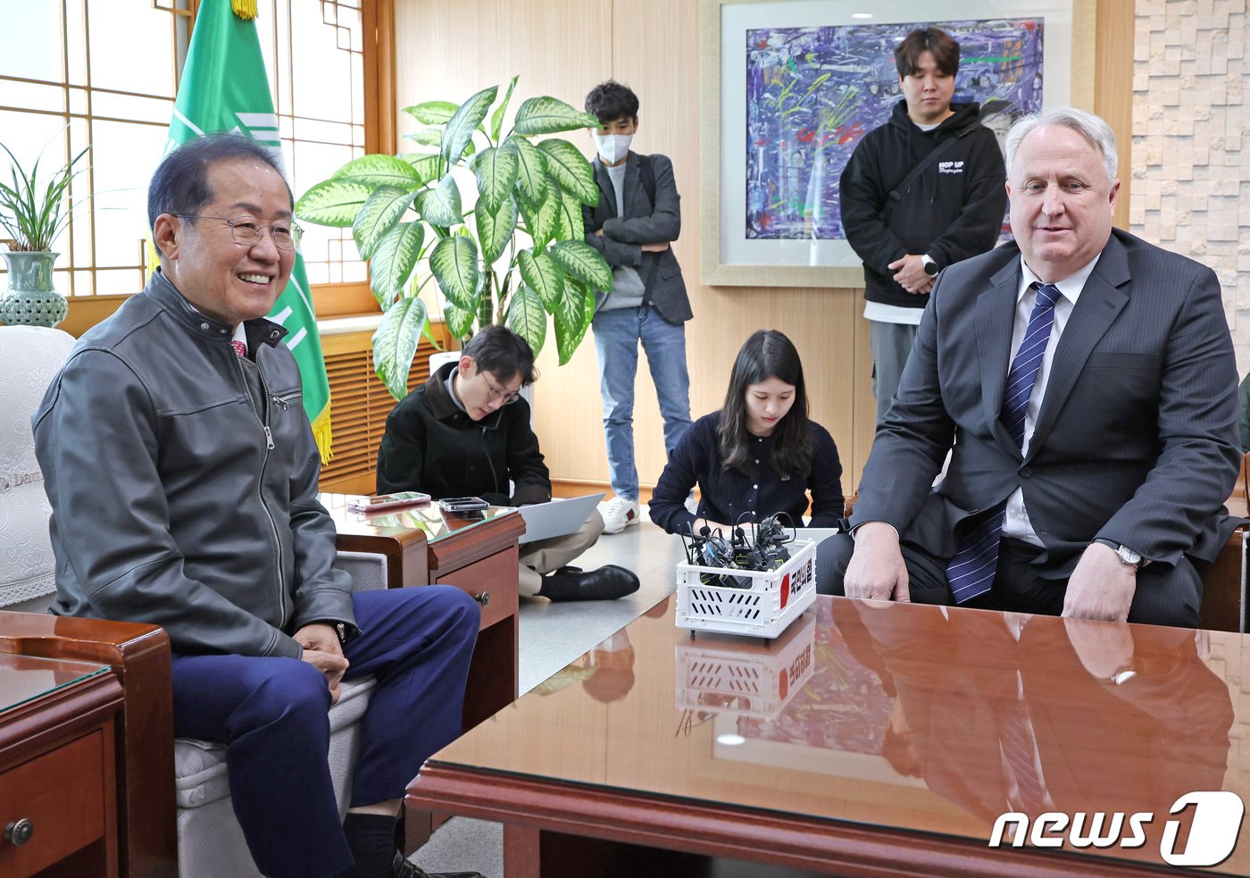 본문 이미지 - 인요한 국민의힘 혁신위원장이 8일 오전 대구 북구 대구시청 산격청사를 찾아 홍준표 대구시장과 면담하고 있다. 2023.11.8/뉴스1 ⓒ News1 공정식 기자