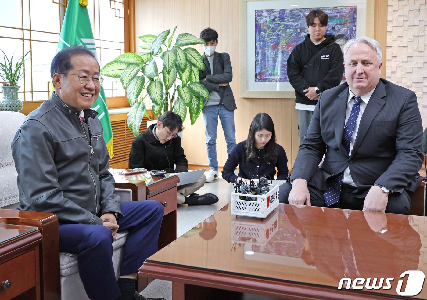 인요한 국민의힘 혁신위원장이 8일 오전 대구 북구 대구시청 산격청사를 찾아 홍준표 대구시장과 면담하고 있다. 2023.11.8/뉴스1 ⓒ News1 공정식 기자