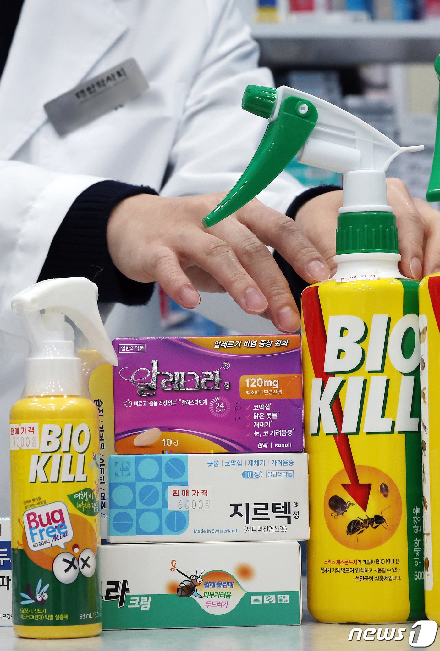 본문 이미지 - 최근 일상 속 빈대 공포가 확산하는 가운데 8일 서울 시내 한 약국에서 관련 의약품과 살충제가 진열돼 있다. 2023.11.8/뉴스1 ⓒ News1 이동해 기자