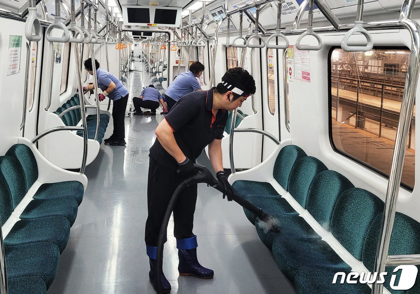 본문 이미지 - 광주교통공사 직원들이 광주 도시철도 1호선 객실에서 빈대 방역 활동을 하고 있다.(광주교통공사 제공)2023.11.8/뉴스1 ⓒ News1 박준배 기자