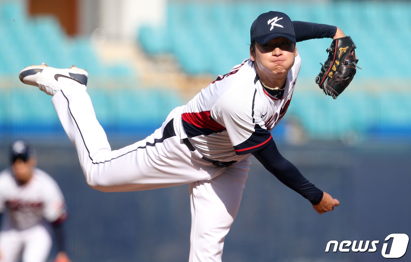 8일 오후 대구 삼성라이온즈파크에서 열린 아시아프로야구챔피언십&#40;APBC&#41; 대표팀과 상무의 첫 연습경기, 1회말 상무팀 선발투수로 나온 곽빈이 역투하고 있다. 2023.11.8/뉴스1 ⓒ News1 공정식 기자