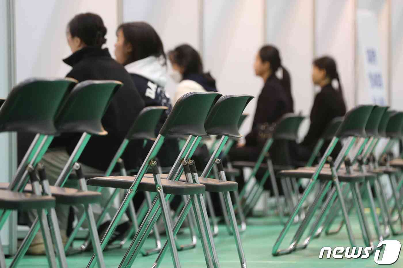 경기 용인시 수지구 단국대학교 죽전캠퍼스에서 열린 '2023 용인시 하반기 일자리박람회, 청년 잡페어'에서 취업을 앞둔 학생들이 구직활동을 하고 있다. 2023.11.8/뉴스1 © News1 김영운 기자